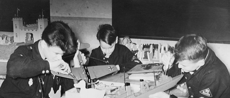Construyendo juguetes para Navidad (nazi) en 1942. Getty